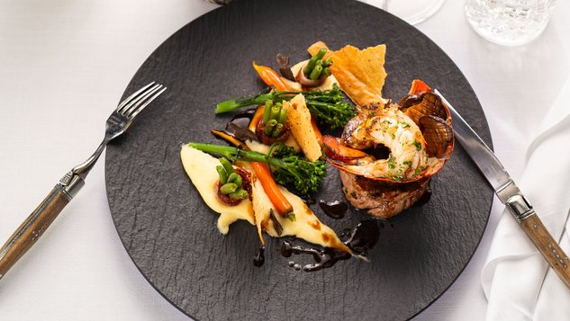 Ein Kulinarischer Genuss mit einem Surf and Turf und einem passenden Rotwein