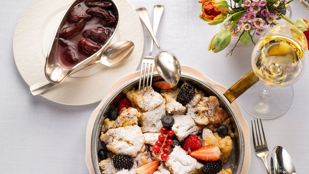 Kaiserschmarren mit Wein im Restaurant.