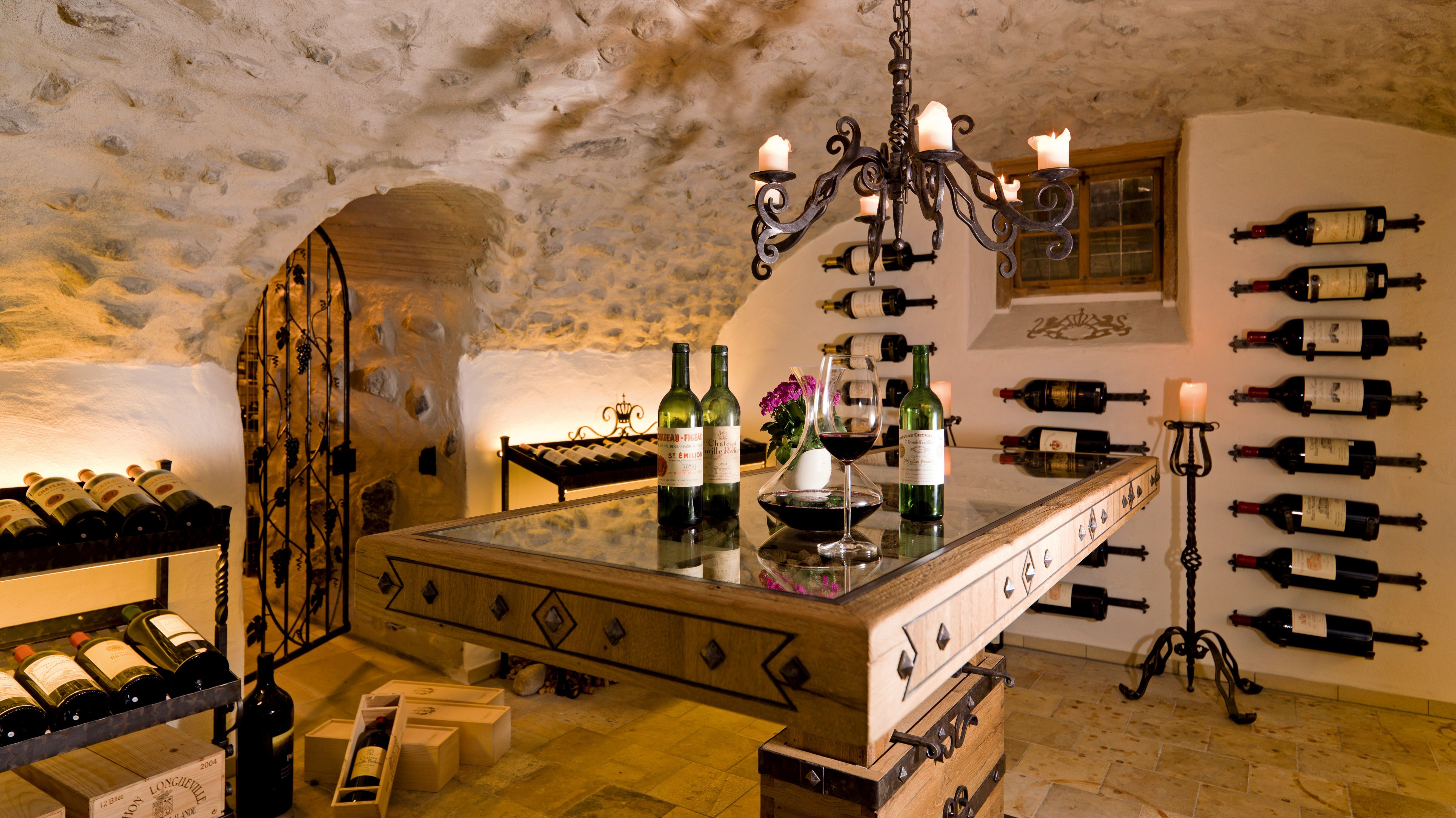 Krone_Lech_Kronelech_Klocke.jpg Der historische Weinkeller im Romantik Hotel Krone in Lech