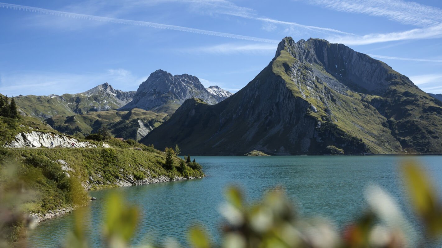 Türkisfarbener Bergsee inmitten einer beeindruckenden Berglandschaft.