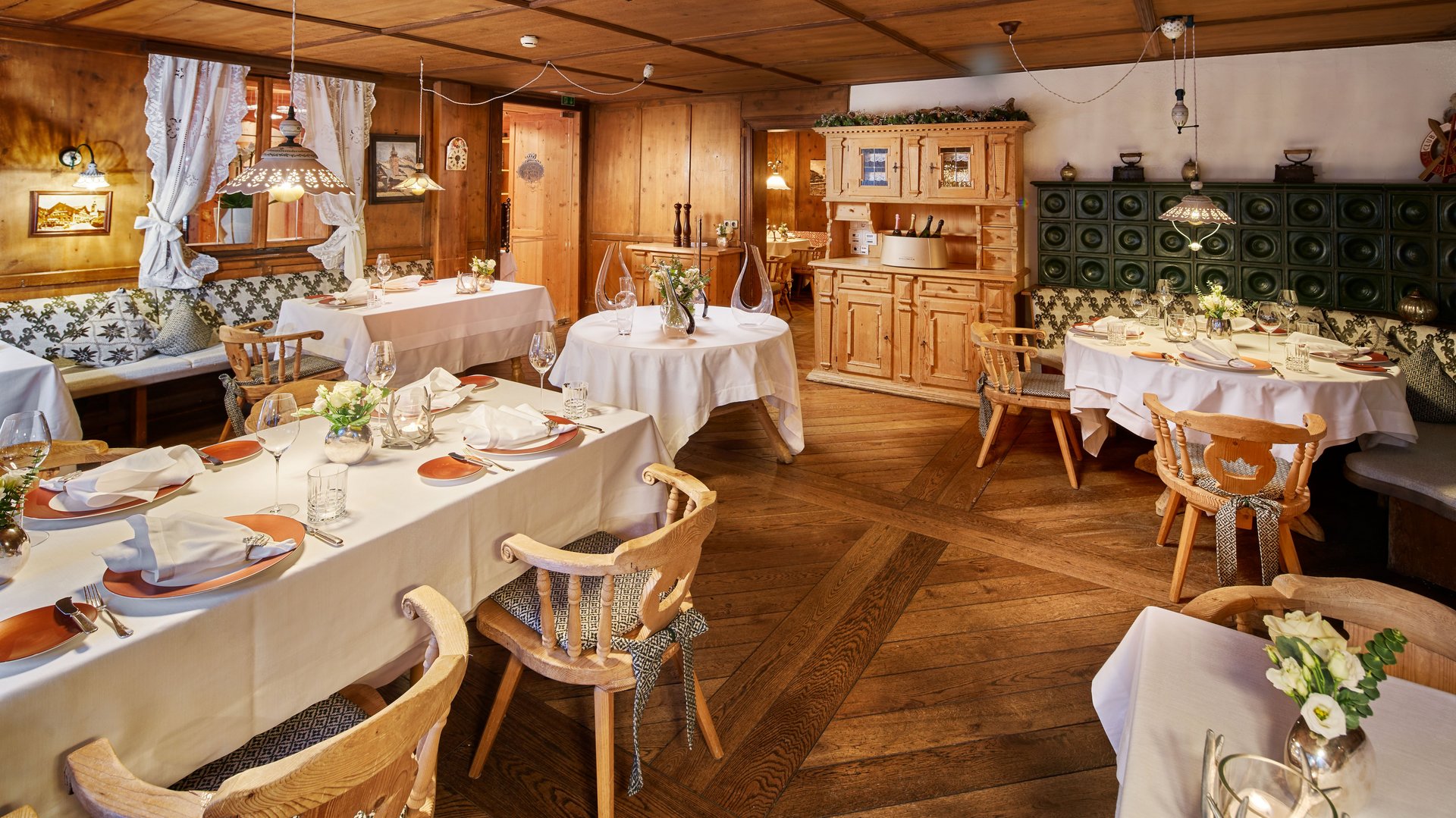 Einladendes Restaurantinterieur mit Holzelementen und gedeckten Tischen für ein entspanntes Dinner